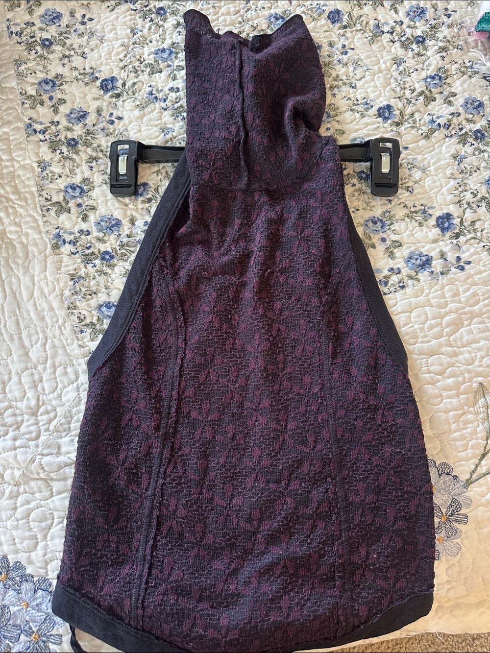 Sleeveless Textured Knit top in Deep Wine and Black. Turtle neck